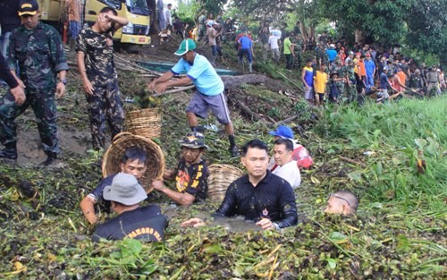 Walikota Jambi SY Fasha, serta seluruh Forkompinda Kota Jambi, nyebur ke Danau sipin